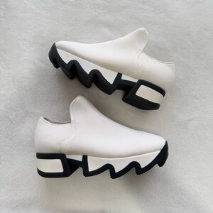 iRi Wes White Outline Low Top Sneakers Sample Sale Item Black White NWOT Women 7
